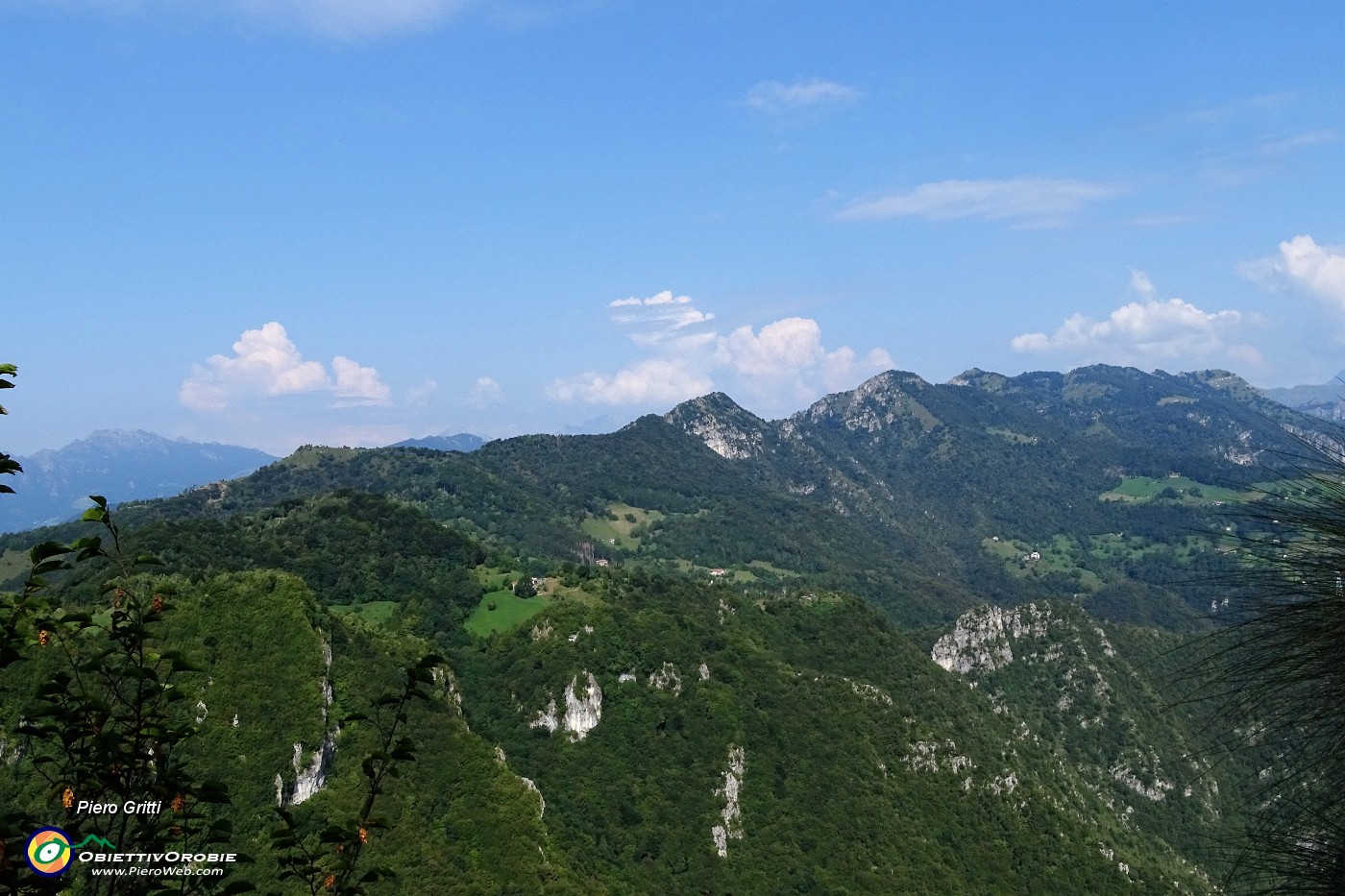 57 Vista sulla costiera dal Pizzo Cerro al Sornadello.JPG -                                